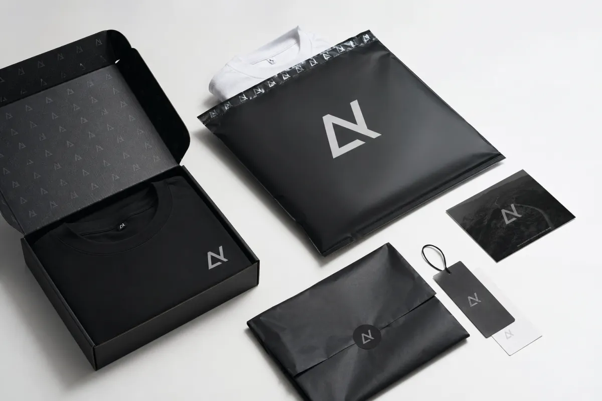 Custom logo mailing bags for apparel that buyers remember