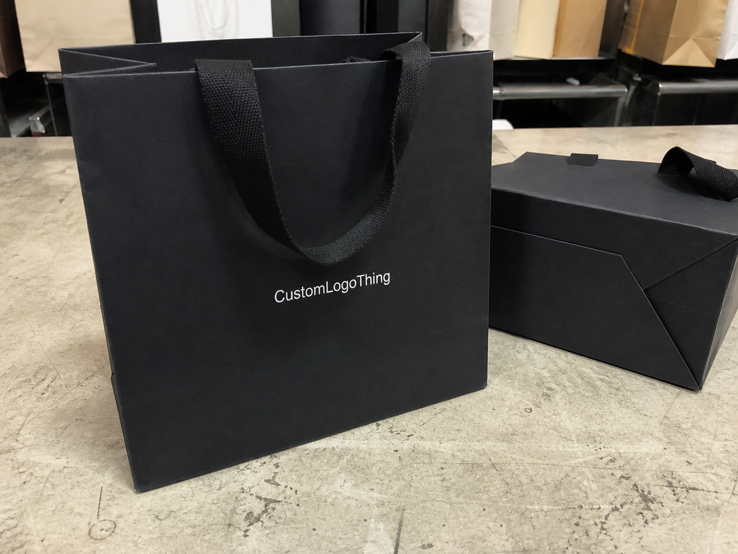 Retail Black Paper Gift Bags Lead Time: What Buyers Need