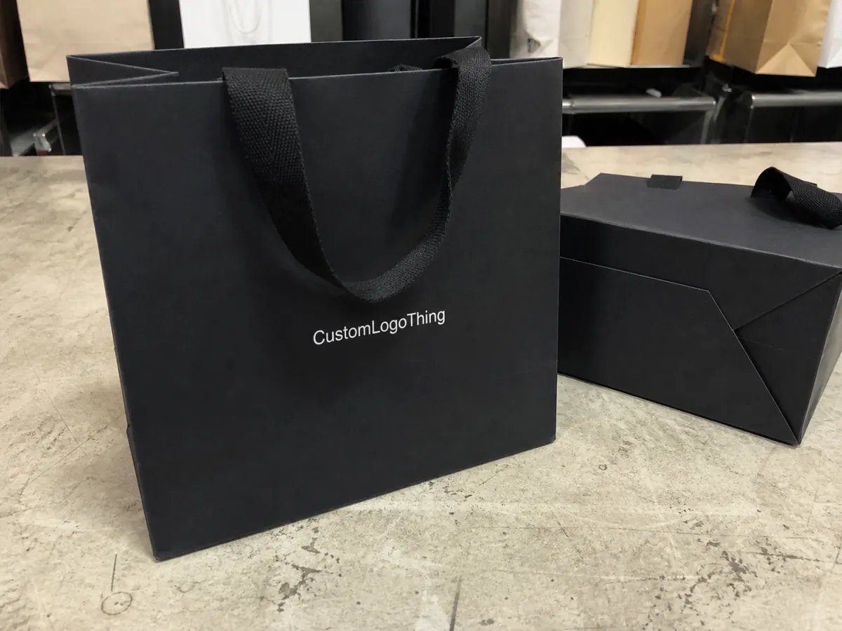 Retail Black Paper Gift Bags Lead Time: What Buyers Need