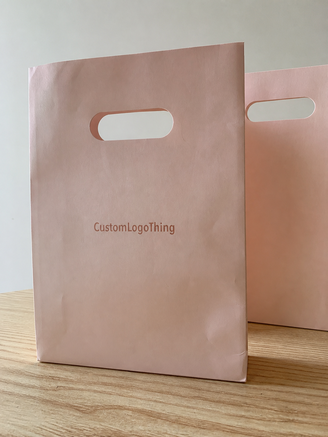 Die Cut Handle Bags for Cosmetic Brands: MOQ Planning