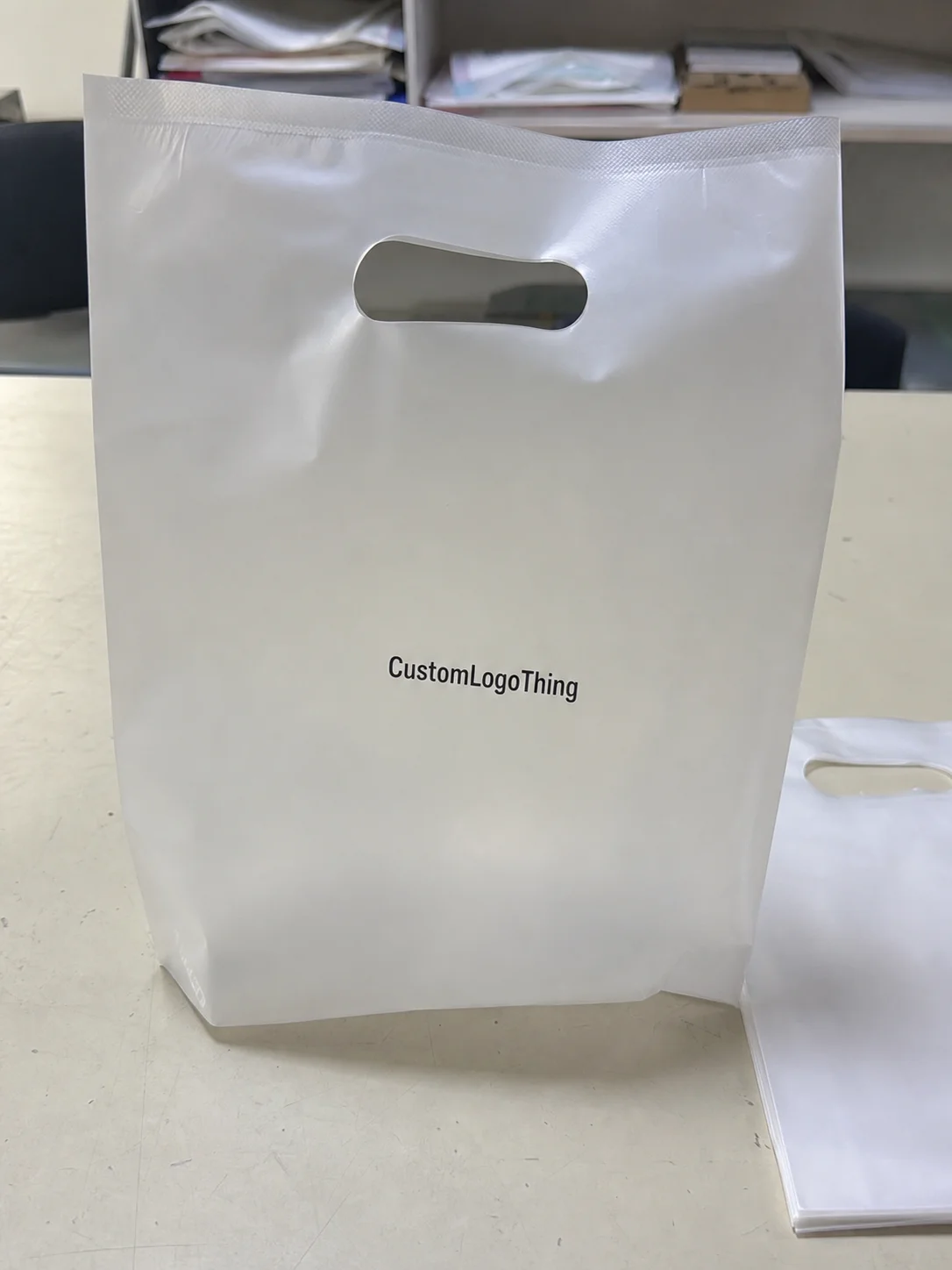 Custom Plastic Tote Bags: Pricing, Printing & Lead Times